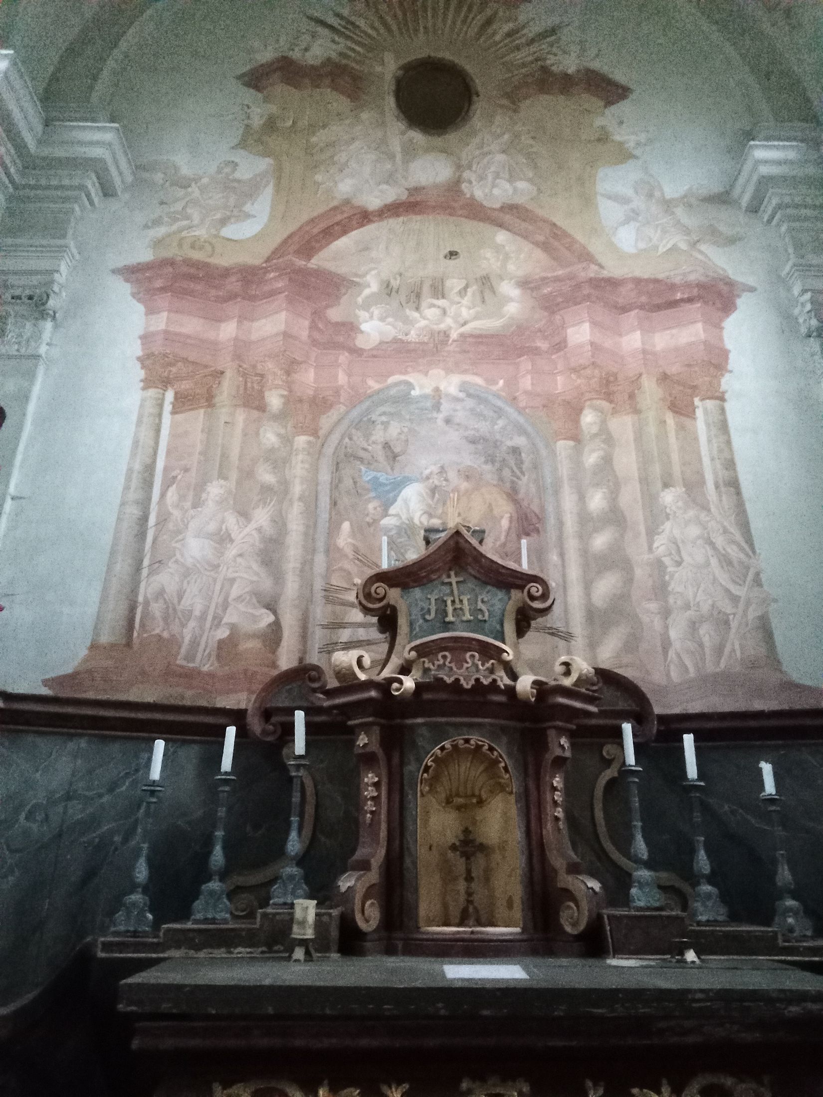 Pohled na hlavní oltář a presbytář s nástěnnými malbami.