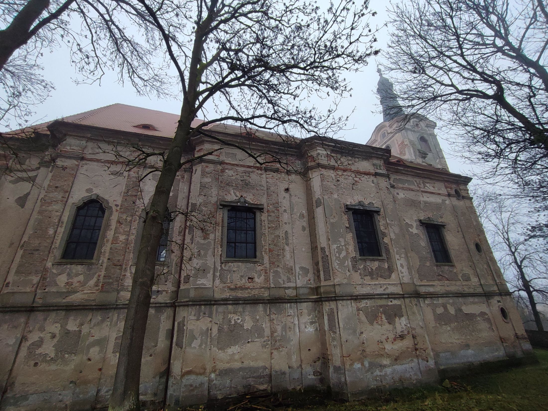 Podhled na boční stranu kostela.