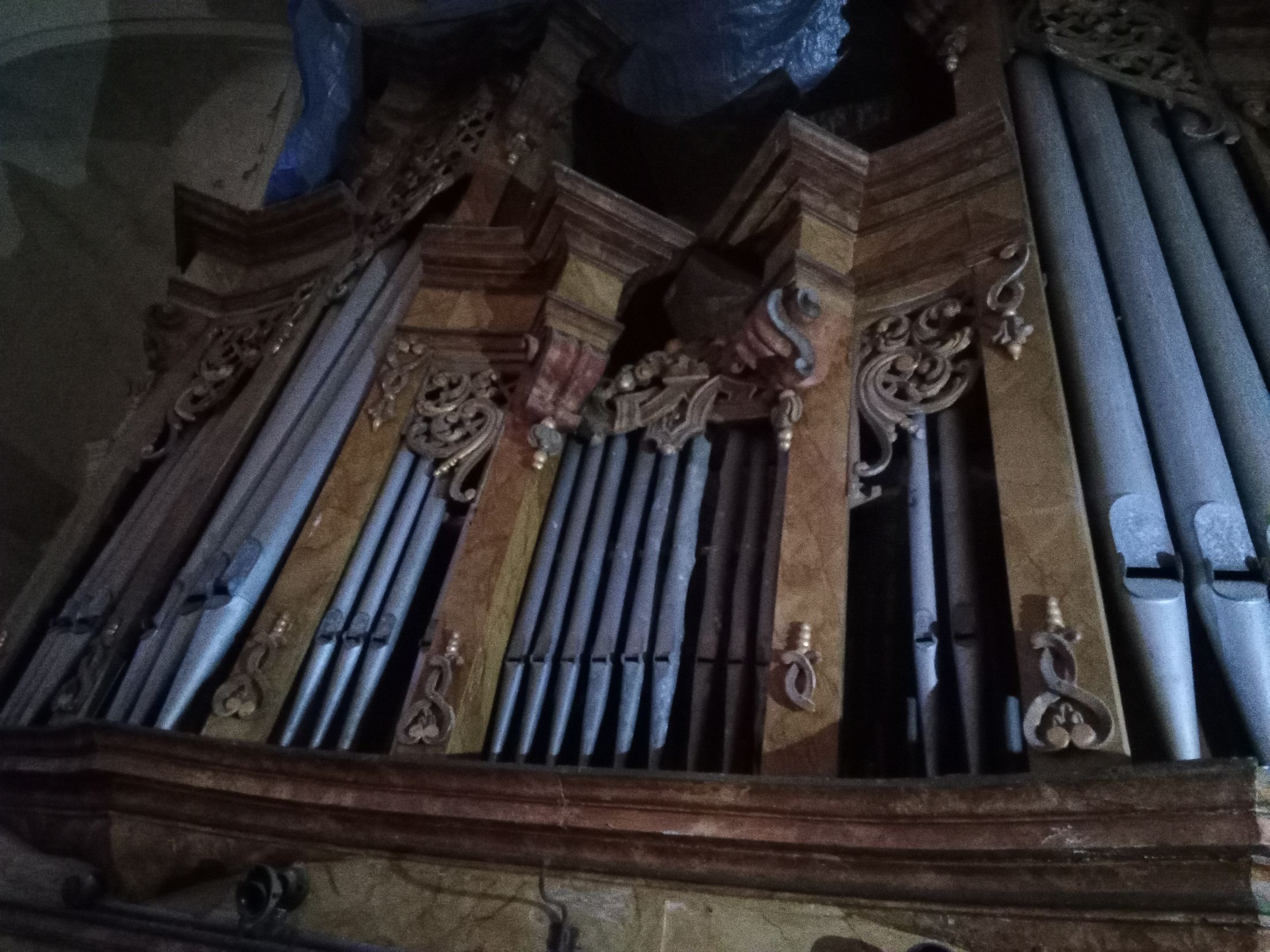 Detail historických varhan na kůru kostela.