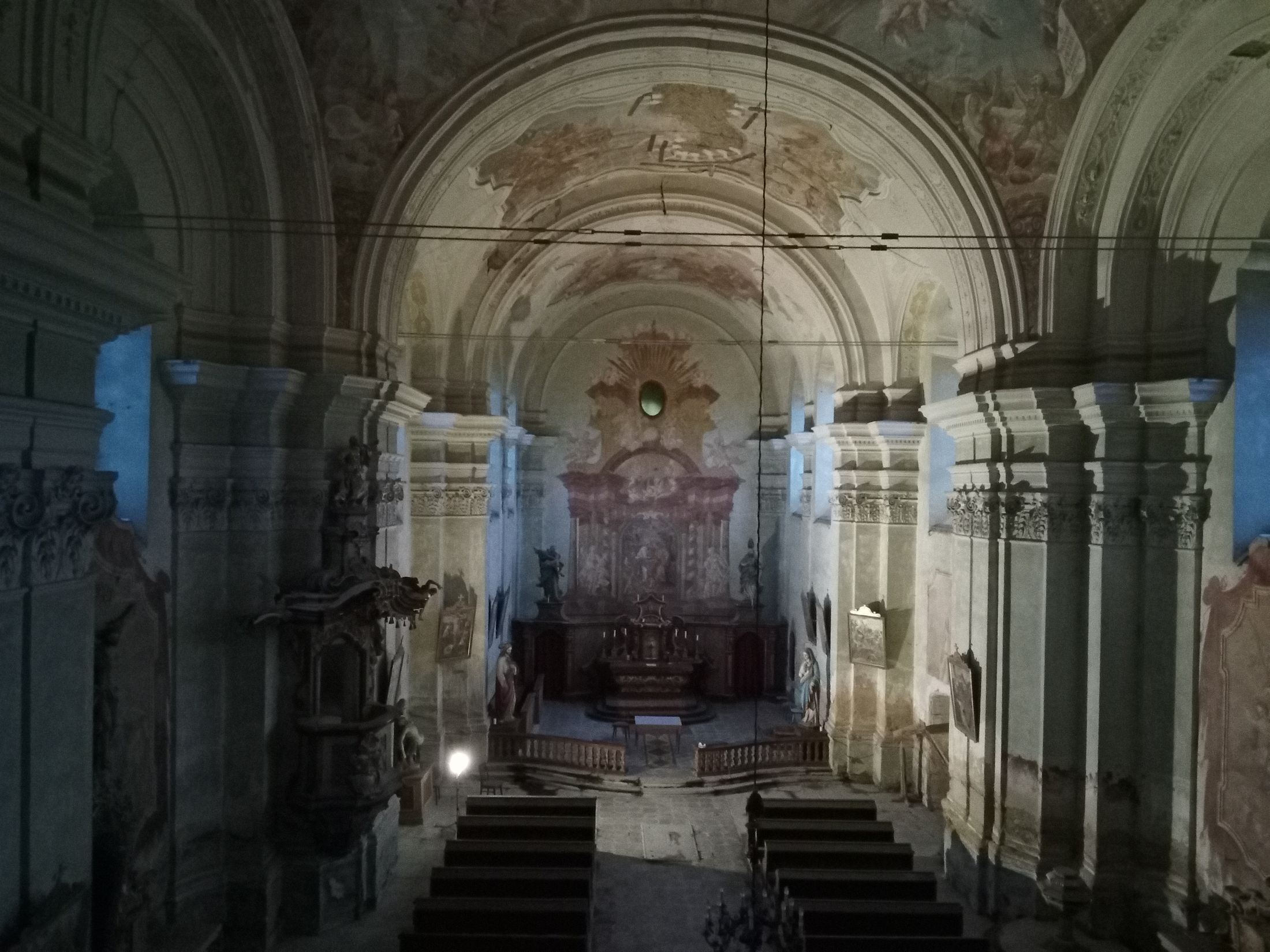 Celkový pohled do lodi kostela před rekonstrukcí.