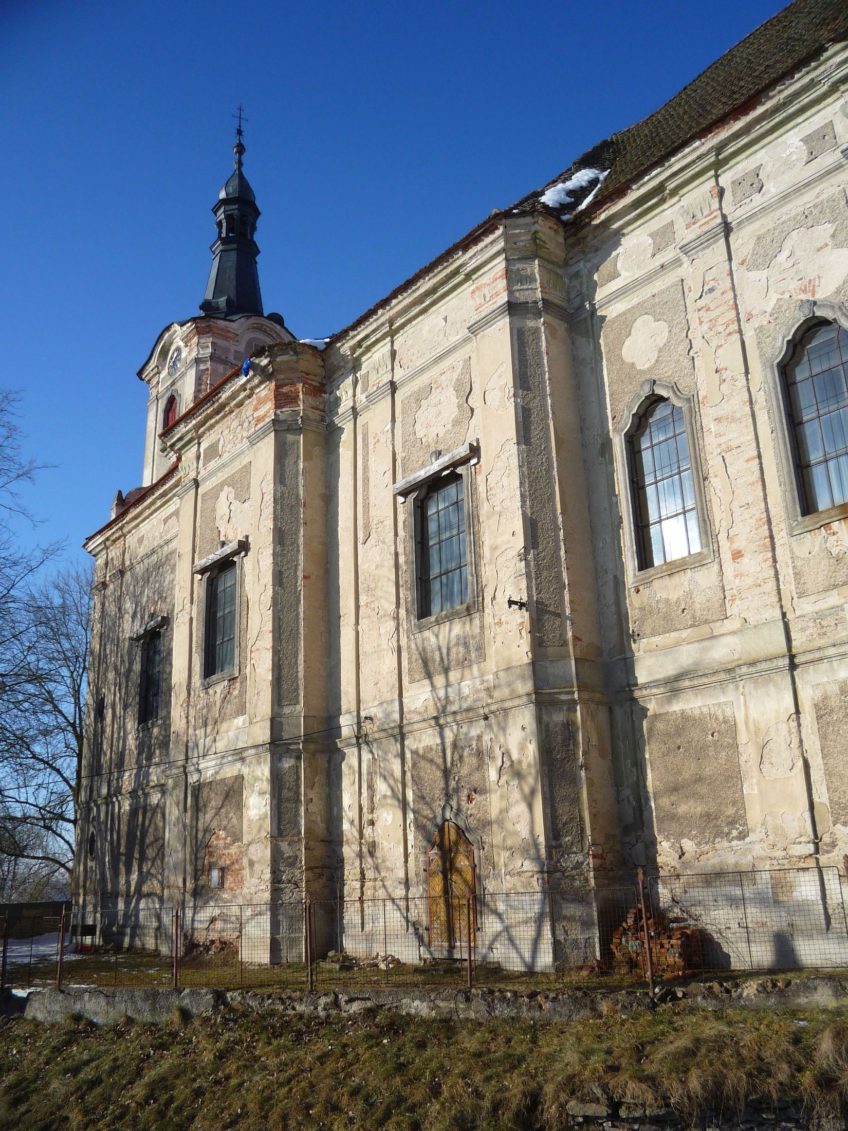 Boční pohled na fasádu kostela v původním stavu.